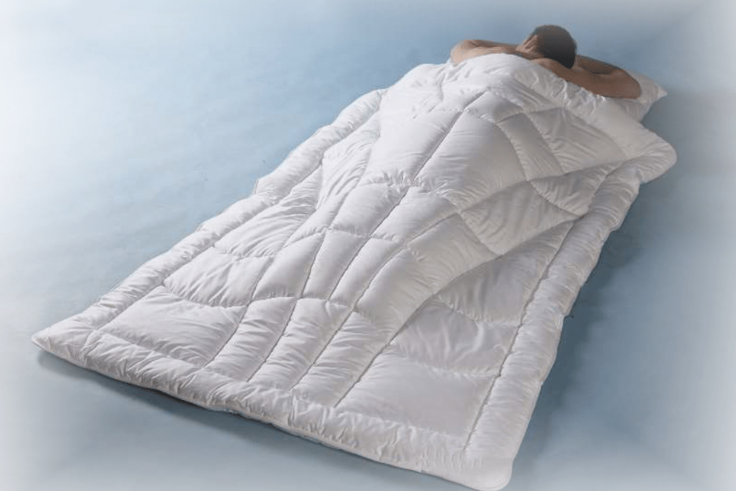 Bambus-Steppbett mit atmungsaktiver Füllung, gezeigt mit Person, die entspannt darin liegt