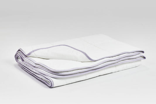 Gefaltete Lavendeldecke light mit zartem violettem Saum auf weißem Untergrund