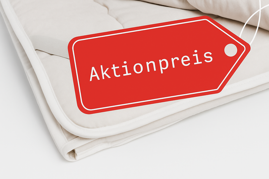 Zirben-Unterbett mit rotem Aktionspreis-Schild – hochwertige, gestepptes Natur-Unterbett mit Eckgummis, präsentiert auf weißem Hintergrund als Sonderangebot bei ANURI.at