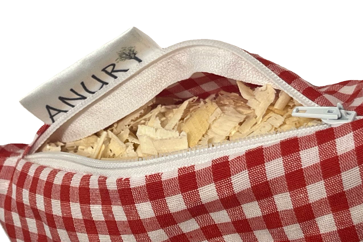 Zirbenkissen ca. 20x30 cm mit rot-weiß kariertem Baumwollbezug und naturbelassenen Zirbenflocken aus Österreich, geöffnet mit sichtbarer Füllung