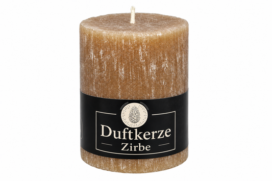 Eine Zirben Kerze mit einem Etikett, auf dem das Wort "Duftkerze Zirbe" steht, in einem eleganten Design präsentiert.