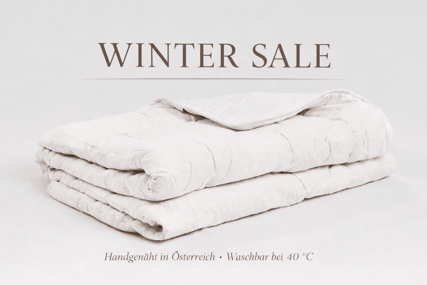 Handgenähte ANURI Zirbendecke in weiß mit Schriftzug „Winter Sale“ – waschbar bei 40 °C, gefertigt in Österreich