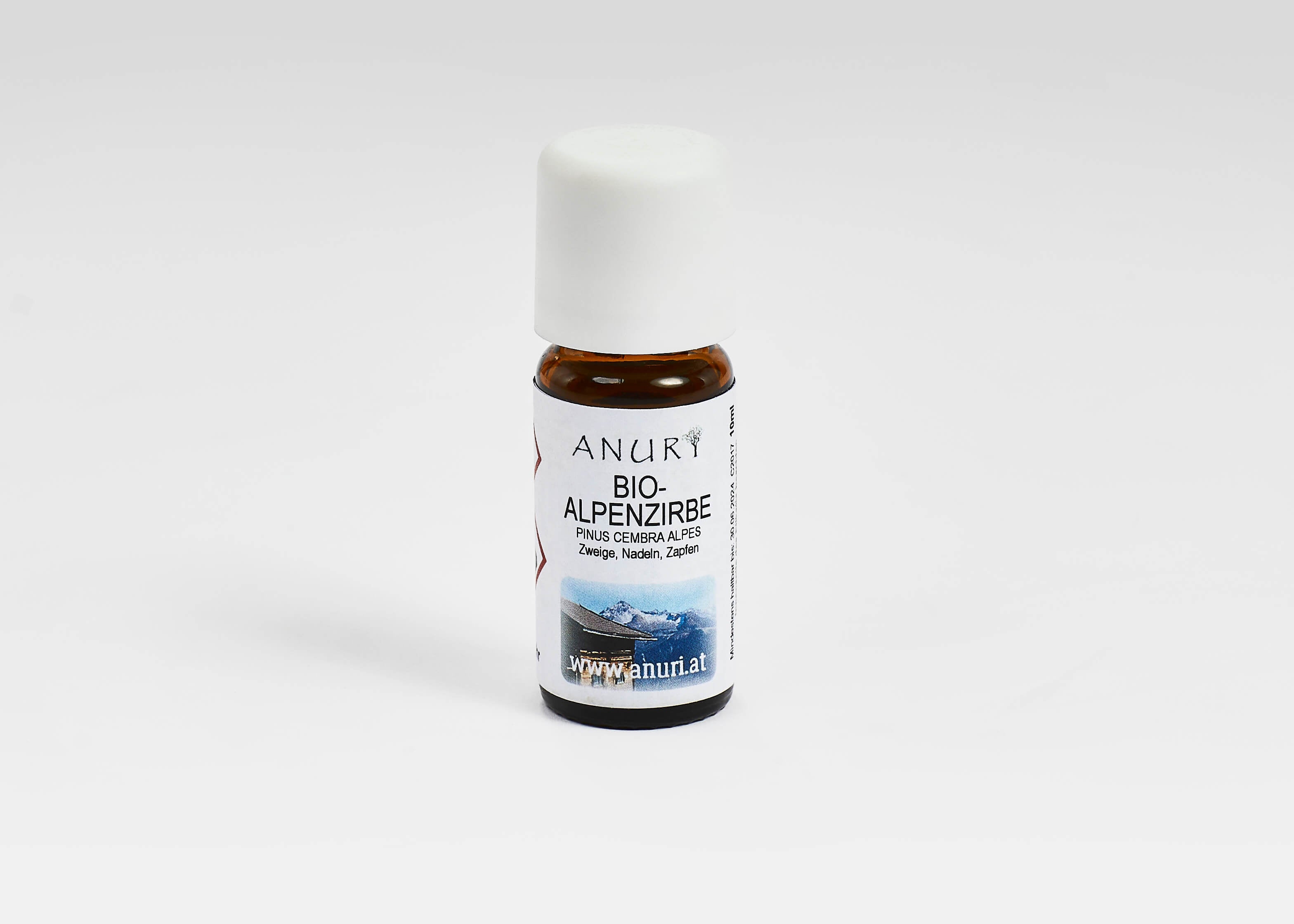 Braunglasflasche mit Bio-Zirbenöl der Marke ANURI, beschriftet mit Alpenzirbe – fotografiert auf weißem Hintergrund
